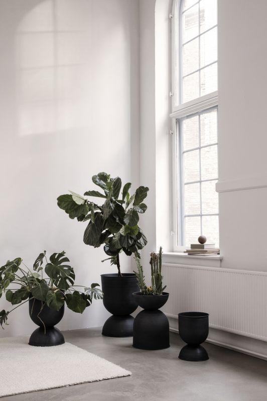 Ferm Living Hourglass Pot, medium H 59 cm Ø 41 cm Black Svart