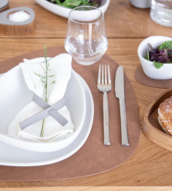 LindDNA Table Mat Curve L Nupo Nature 37 x 44 cm Spisebrikke Bordbrikke Naturlig brun