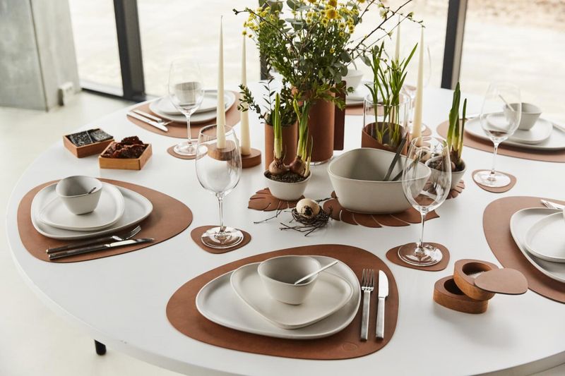 LindDNA Table Mat Curve L Nupo Nature 37 x 44 cm Spisebrikke Bordbrikke Naturlig brun