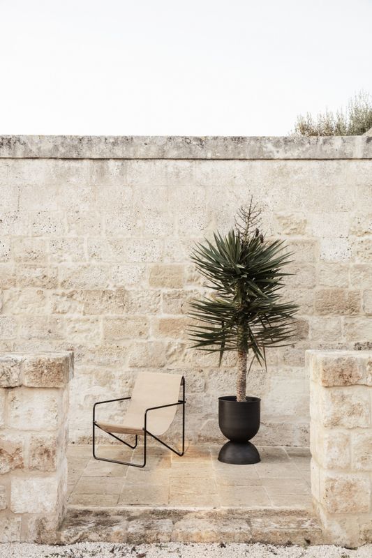 Ferm Living Hourglass Pot, medium H 59 cm Ø 41 cm Black Svart