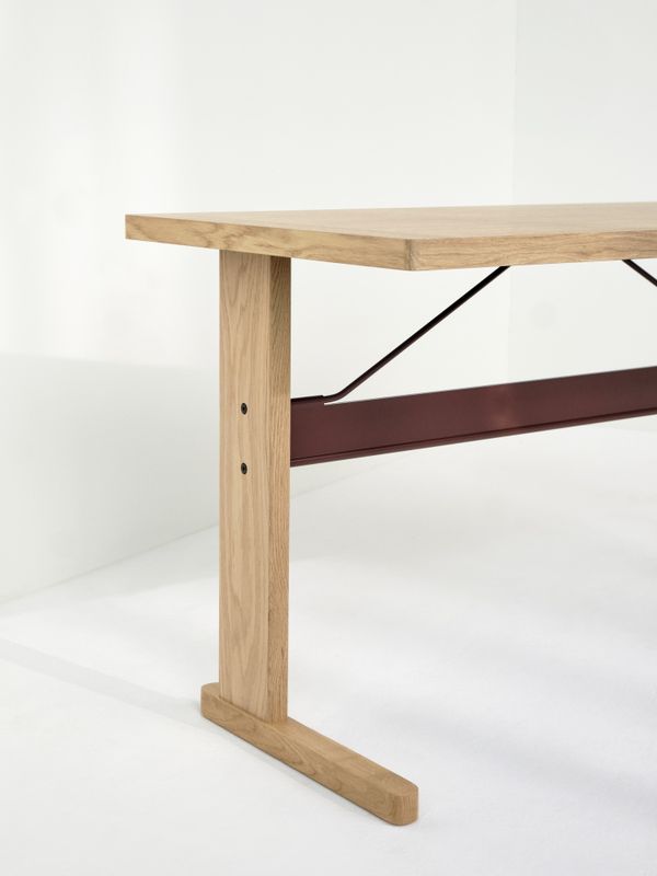 HAY Passerelle Desk, 140 cm Burgundy Crossbar WB Lakkert Eik Skrivebord Skrivepult
