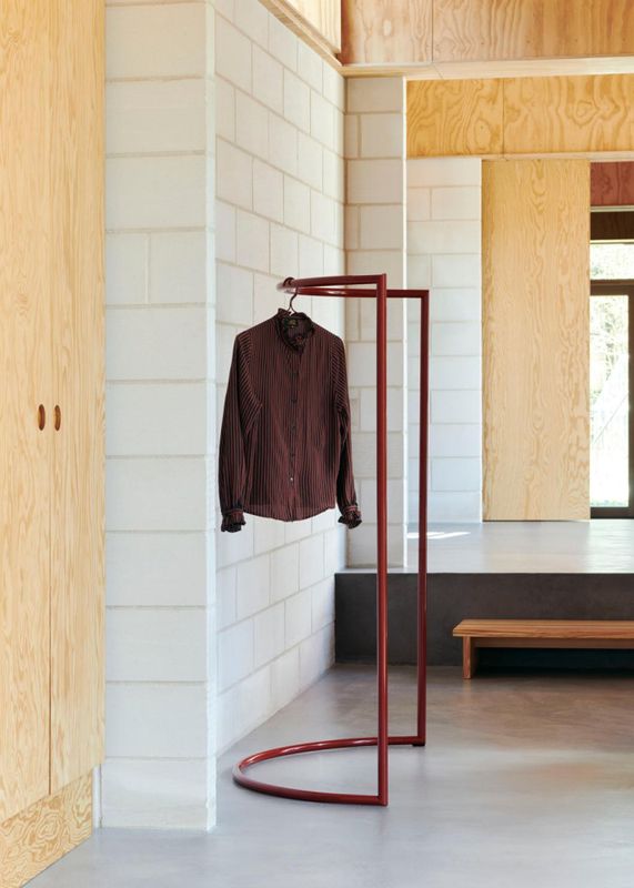 HAY Colour Rack C-shape Maroon Red, Rød stumtjener romdeler