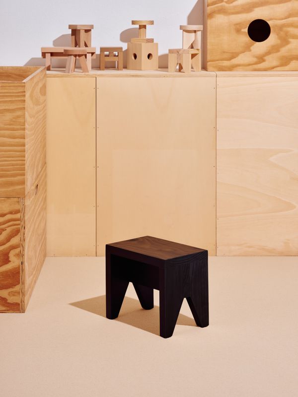 HAY Manolito Stool Short Black L 30 cm, svart furu stol, krakk, sidebord, trinn