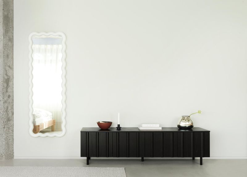 Normann Copenhagen Rib Sideboard Low Soft Black Oak 175 x 48 cm Mediabenk Skjenk, Svart eik