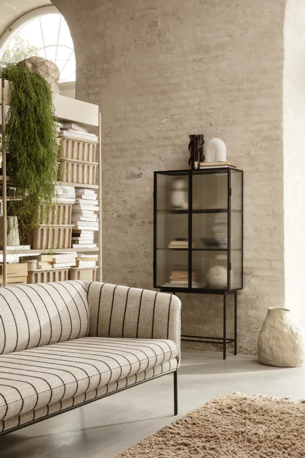 ferm Living Haze Vitrine - Reeded Glass Black, Svart Vitrineskap