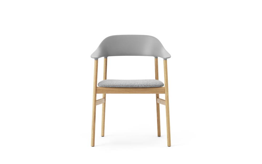 Normann Copenhagen Herit Armchair, Polstret Synergy Grey Oak Sto