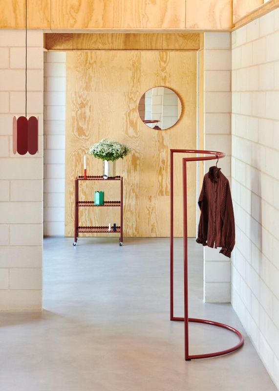HAY Colour Rack C-shape Maroon Red, Rød stumtjener romdeler