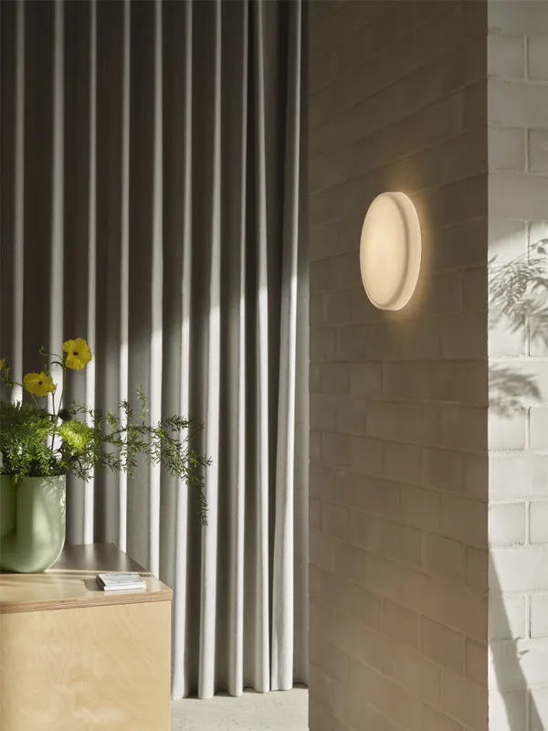 Muuto Looped Wall Ceiling Lamp, White IP44 Hvit Taklampe vegglampe