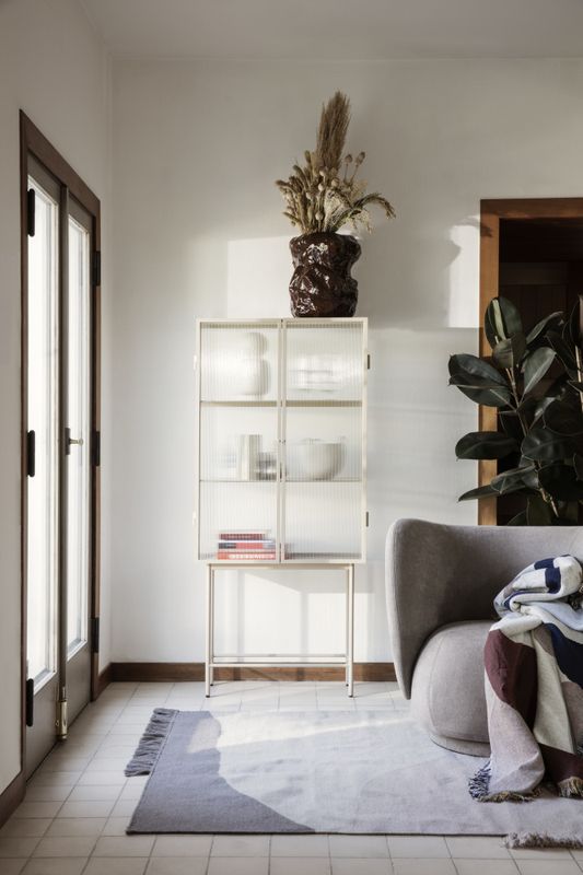 ferm Living Haze Vitrine - Reeded Glass Cashmere, Vitrineskap